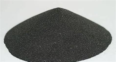 Ilmenite: Un Minéral Miracle pour la Fabrication d’Époxydes et de Pigments Blancs !